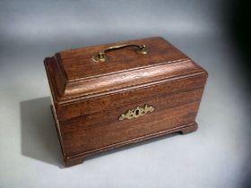 A VICTORIAN TWIN COMPARTMENT TEA CADDY. WITH BRASS HANDLE & LOCK PLATE. 14 X 22 X 13.5CM