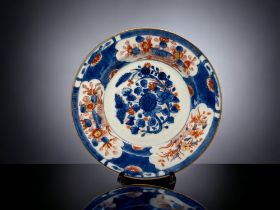 A SET OF TWO CHINESE KANGXI PERIOD IMARI PORCELAIN PLATES. PAINTED FOLIATE DESIGN IN 'IMARI'