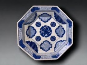 A LARGE CHINESE PORCELAIN OCTAGONAL DISH. QING DYNASTY. PAINTED BLUE & WHITE SYMBOLS WITH MEANDER