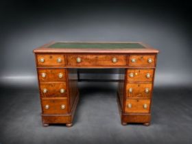 A VICTORIAN LADIES PEDESTAL LEATHER TOPPED WRITING DESK.
