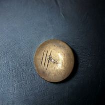 UNUSUAL 'ER' ENGRAVED BRASS/BRONZE PIN. DIAMETER - 22MM