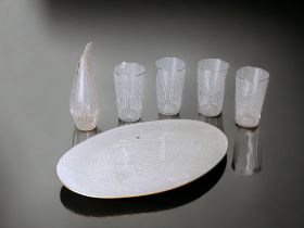 A 1950'S CHANCE GLASS DRINKING SET. INCLUDES FOUR DRINKING GLASSES & TRAY IN SWIRL PATTERN, WITH A