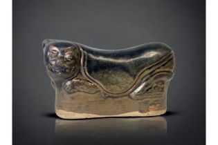 A CHINESE TANG? JIAN YAO BLACK RUSSET GLAZED ZOOMORPHIC PILLOW. FORMED AS A RECUMBENT CAT, WITH