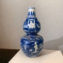 A LARGE CHINESE BLUE & WHITE PORCELAIN DOUBLE GOURD VASE. CRACKED ICE GROUND WITH CHARACTERS IN