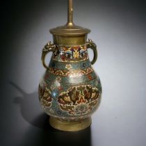 A LARGE CHINESE CLOISONNE LAMP. QING DYNASTY. DEPICTING CARTOUCHES WITH TWIN PHOENIX ABOVE LOTUS AND