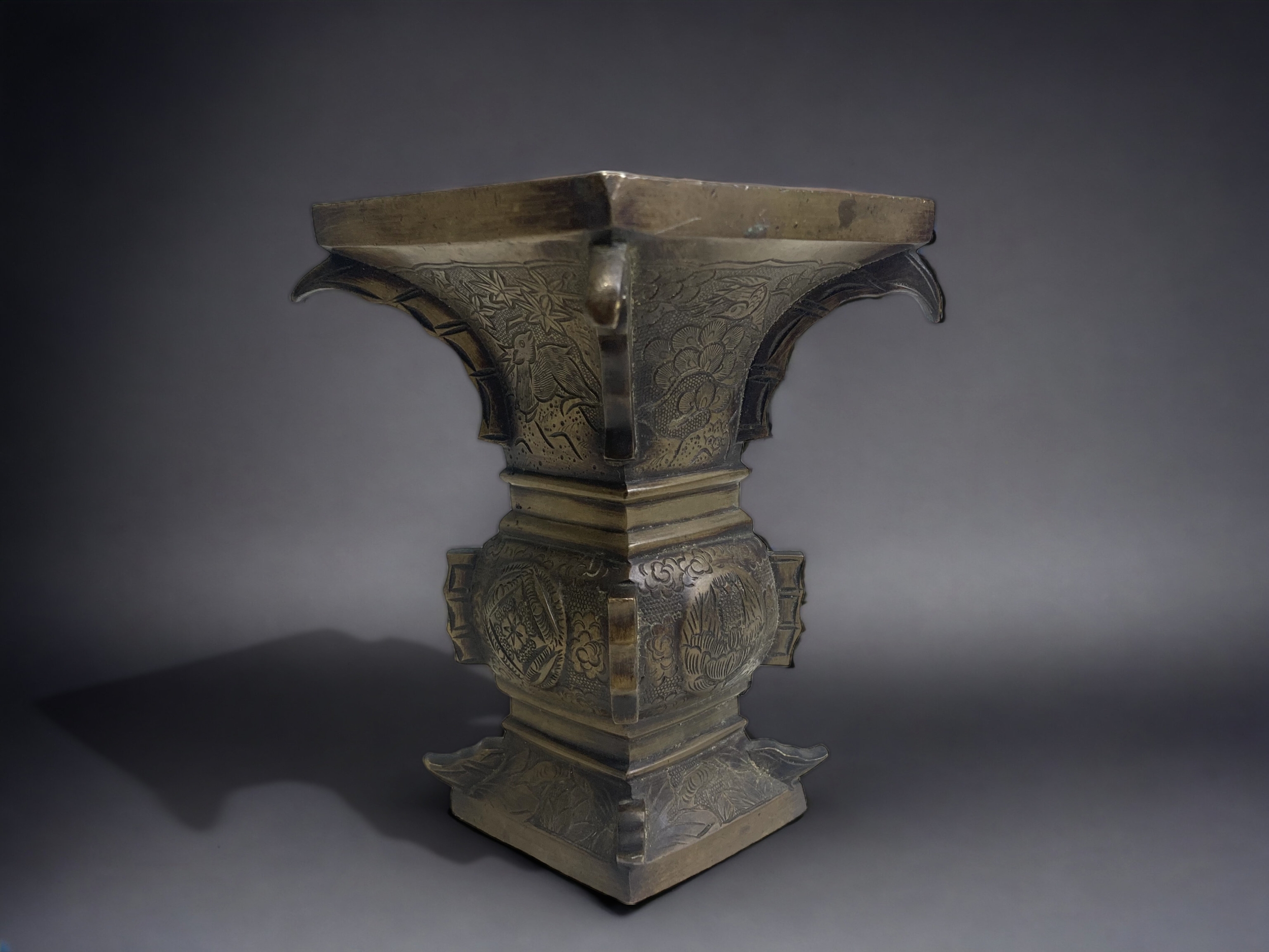 A CHINESE BRONZE CENSER. QING DYNASTY. ARCHAISTIC FORM, ENGRAVED WITH DEET, BIRDS & FLOWERS. - Image 2 of 4
