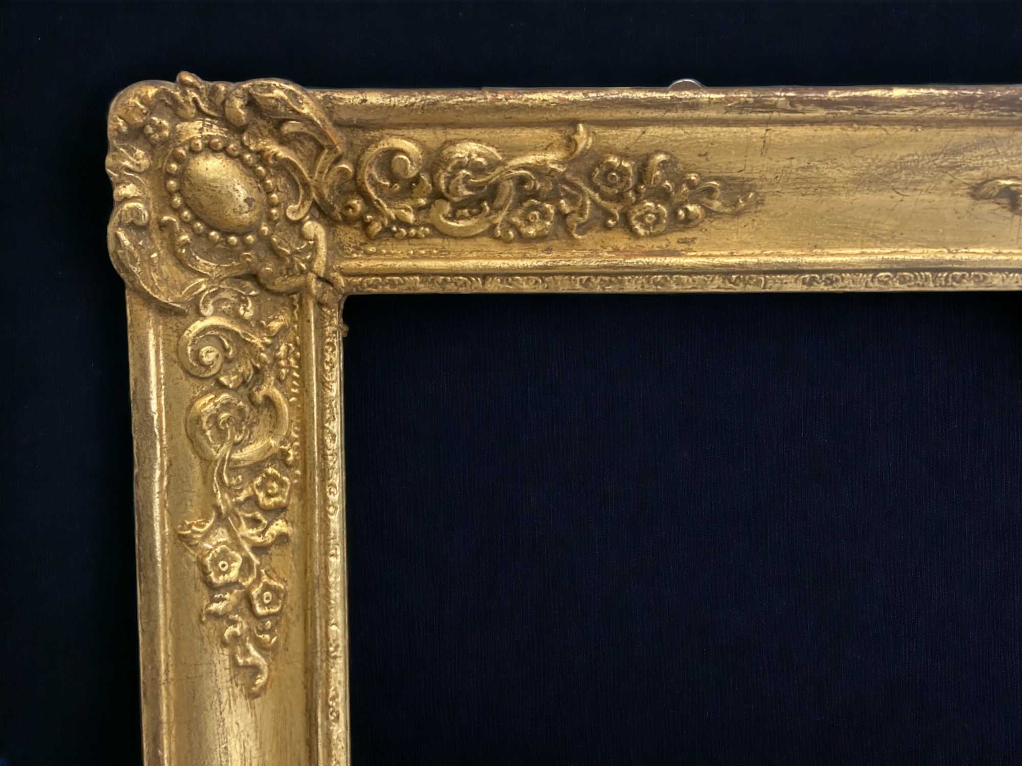 A 19TH CENTURY GILTWOOD MIRROR. 107 X 64 CM MIRROR AS BEEN REPLACED. - Image 3 of 4