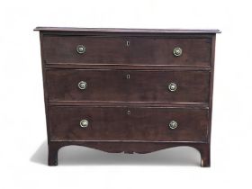 A 19TH CENTURY REGENCY MAHOGANY CHEST OF DRAWERS. THREE GRADUATING DRAWERS, RAISED ON SHAPED LEGS.