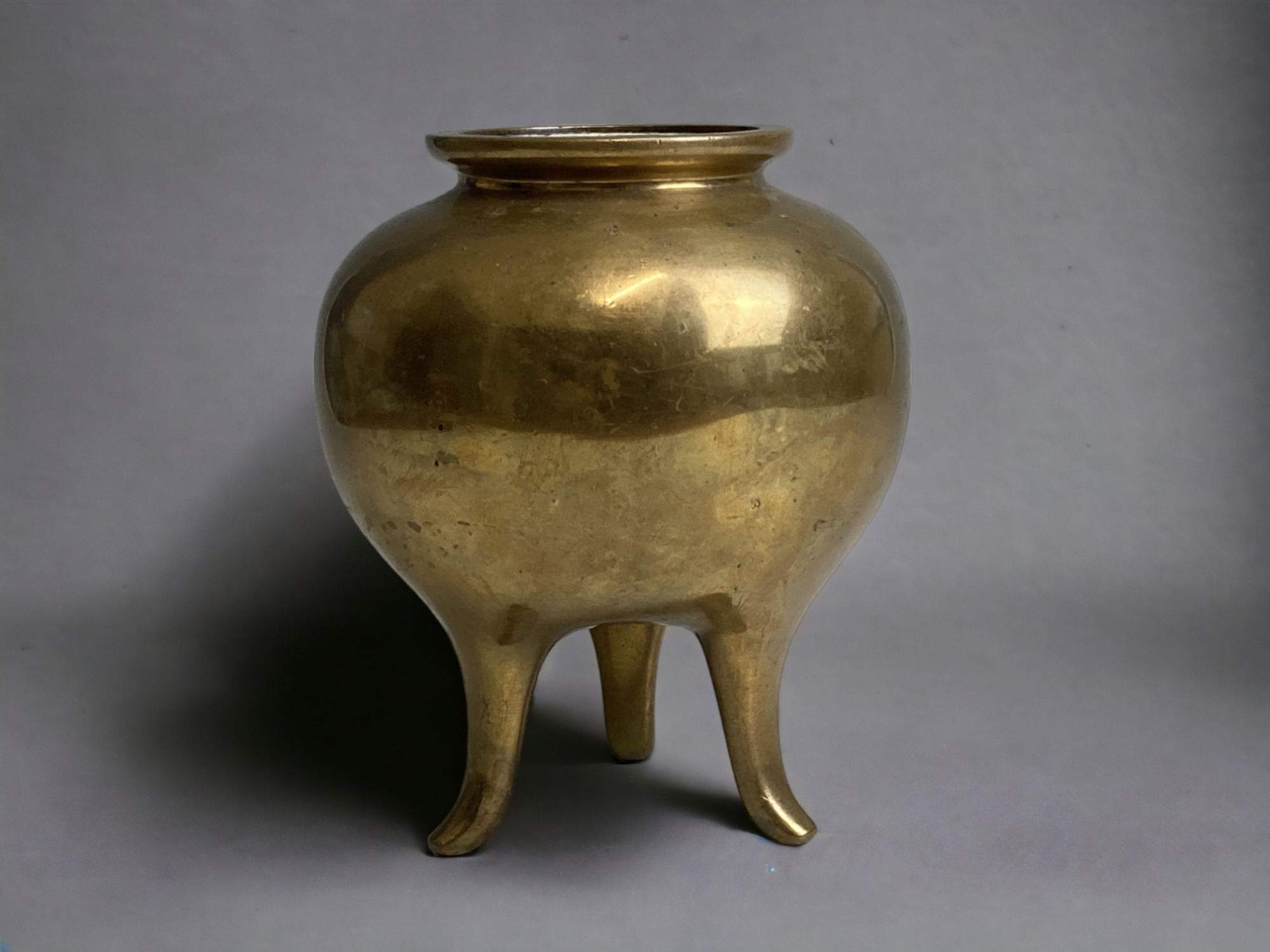 A CHINESE GILT BRONZE TRIPOD CENSER. CURVED TRIPOD LEGS WITH ROUND BODY. MARKED TO BASE. HEIGHT - - Image 2 of 4