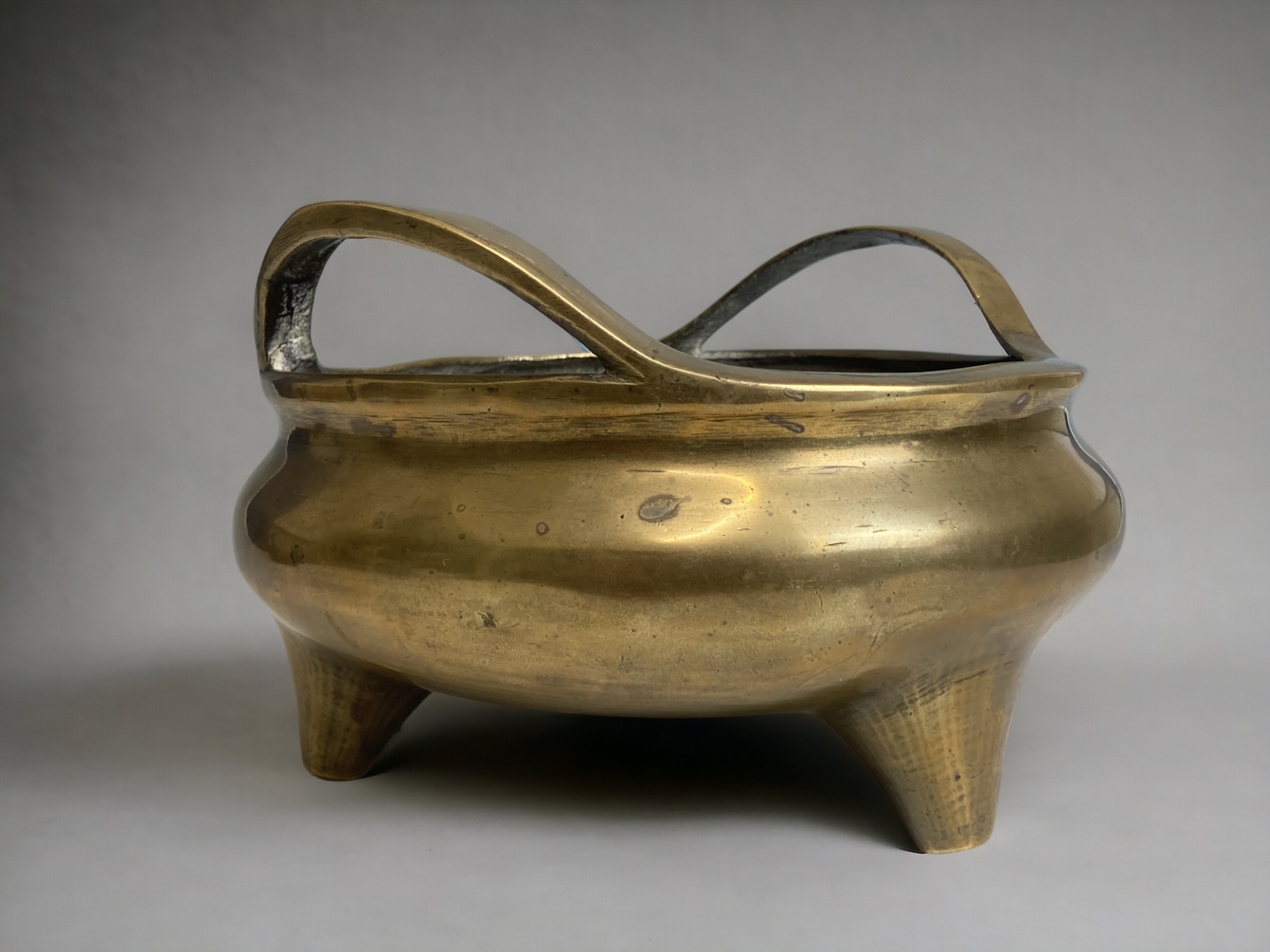 A large Chinese polished bronze twin handle censer. Qing dynasty. Raised on three tapered feet. - Image 4 of 7