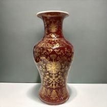 A large Chinese porcelain Gilt decorated vase. Qing dynasty. Baluster form, with crackle ground