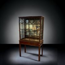 A DRUCE & CO, LONDON MAHOGANY DISPLAY CABINET. WITH GLAZED PANELS & MIRROR BACKED. WITH LIGHTING.