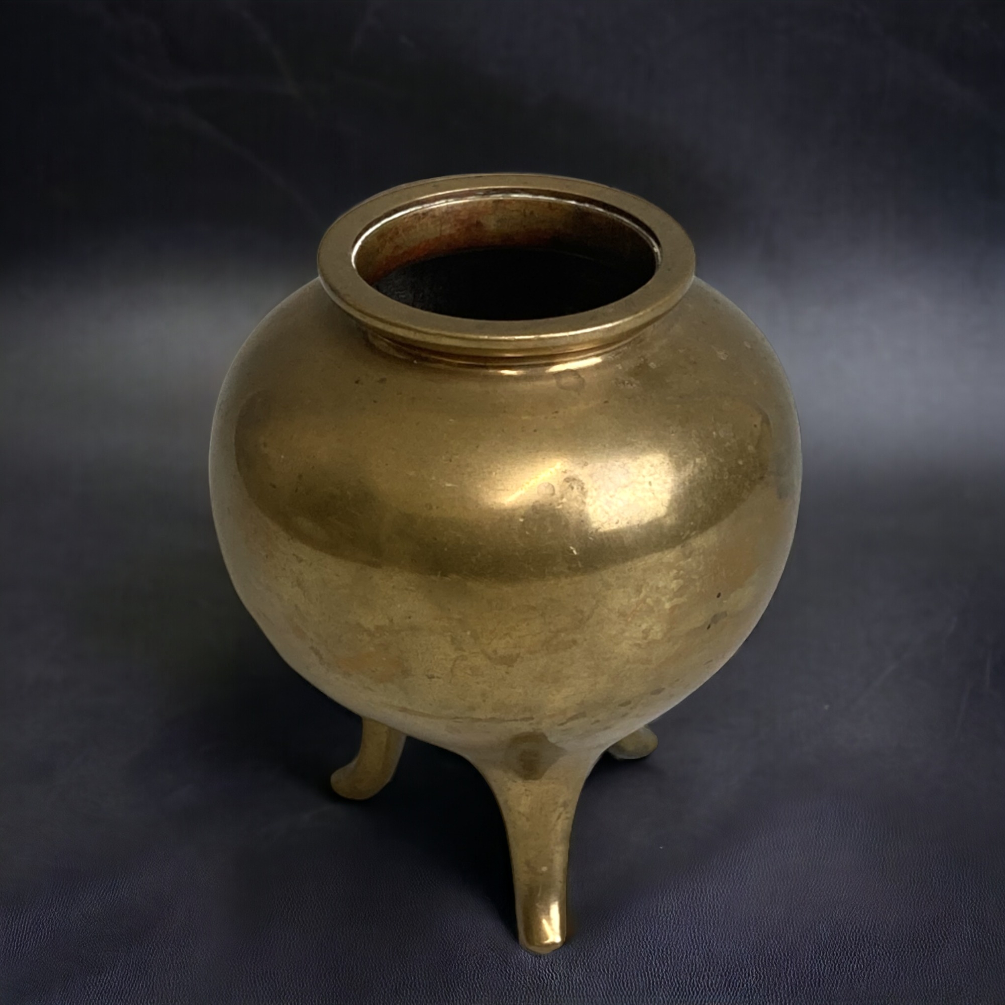 A CHINESE GILT BRONZE TRIPOD CENSER. CURVED TRIPOD LEGS WITH ROUND BODY. MARKED TO BASE. HEIGHT - - Image 3 of 4