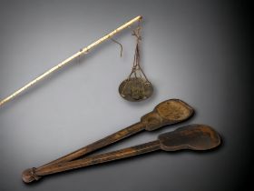 A CHINESE DOTCHIN OPIUM SCALE IN VIOLIN SHAPE CASE. QINF DYNASTY. BONE HANDLE WITH BRONZE WEIGHT.
