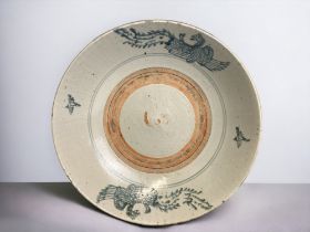 A large Chinese porcelain shallow bowl / dish. 18th/19th century. Painted with flying Phoenix.