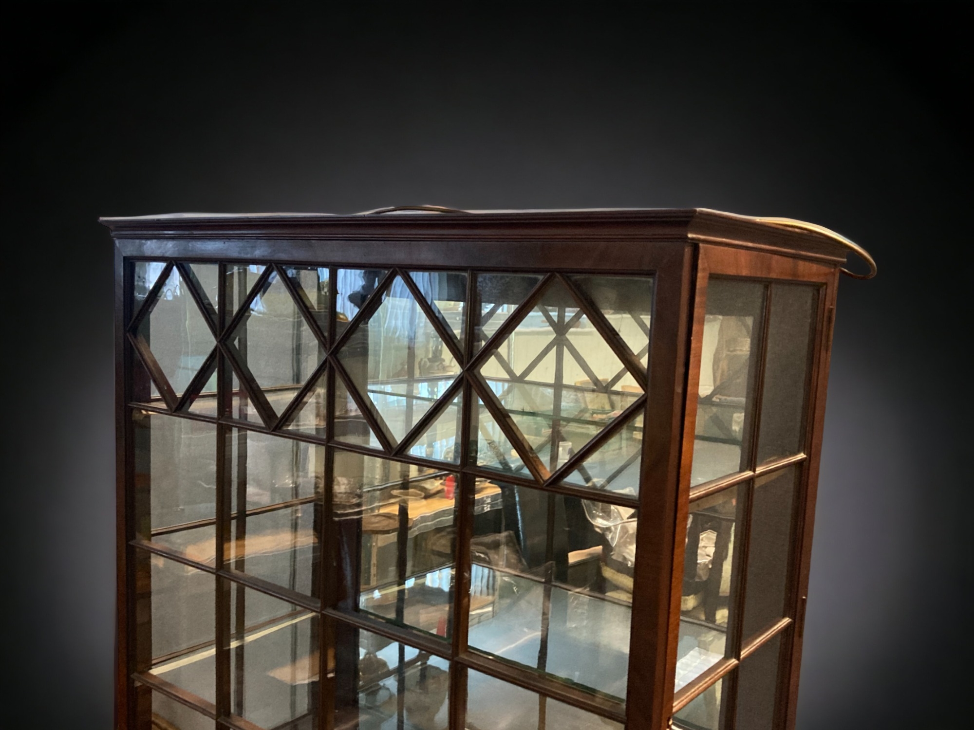 A DRUCE & CO, LONDON MAHOGANY DISPLAY CABINET. WITH GLAZED PANELS & MIRROR BACKED. WITH LIGHTING. - Image 3 of 5