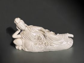 A large Chinese Dehua Blanc-de-Chine porcelain recumbent Guanyin. Qing dynasty. Depicting