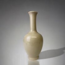 A CHINESE MONOCHROME GLAZED BOTTLE VASE. HEIGHT - 20CM