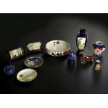 A MISCELLANEOUS COLLECTION OF CHINESE AND JAPANESE COLLECTABLES INCLUDING CLOISONNE, SATSUMA & IMARI