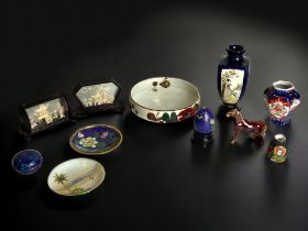 A MISCELLANEOUS COLLECTION OF CHINESE AND JAPANESE COLLECTABLES INCLUDING CLOISONNE, SATSUMA & IMARI