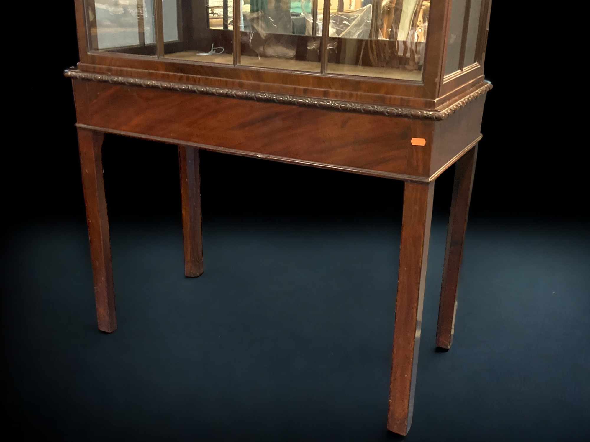 A DRUCE & CO, LONDON MAHOGANY DISPLAY CABINET. WITH GLAZED PANELS & MIRROR BACKED. WITH LIGHTING. - Image 2 of 5