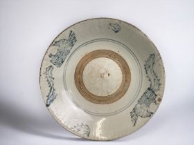 A large Chinese porcelain shallow bowl / dish. 18th/19th century. Painted with flying Phoenix.
