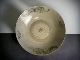 A large Chinese porcelain shallow bowl / dish. 18th/19th century. Painted with flying Phoenix.