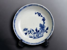 A CHINESE EXPORT PORCELAIN DISH. QIANLONG PERIOD. PAINTED ROCKY OUTCROP. 11CM DIAMETER. AF