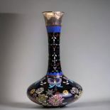 A FINE QUALITY JAPANESE CLOISONNE BUD VASE. MEIJI PERIOD. DECORATED WITH COLOURFUL FOLIATE