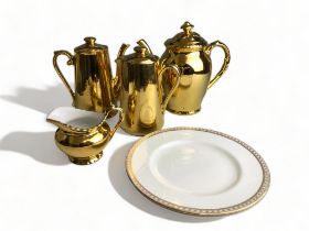 A COLLECTION OF GOLD LUSTRE TEA, COFFEE, & JUG & MILK JUG. TOGETHER WITH 'SOMERSET' PATTERN PLATES.