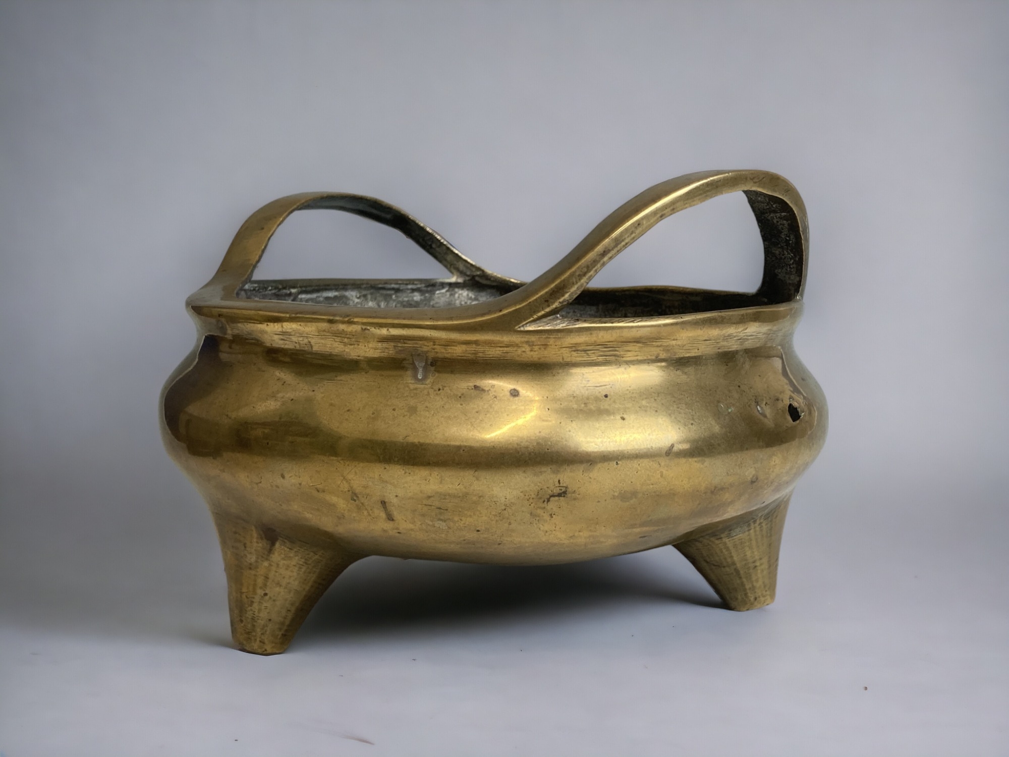 A large Chinese polished bronze twin handle censer. Qing dynasty. Raised on three tapered feet. - Image 3 of 7