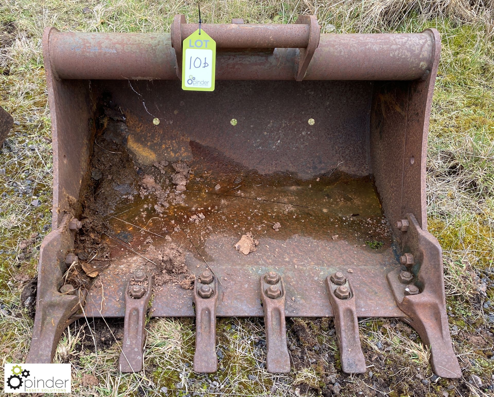 Excavator Bucket, with teeth, for Kubota, 880mm wide (LOCATION: Wolverton)