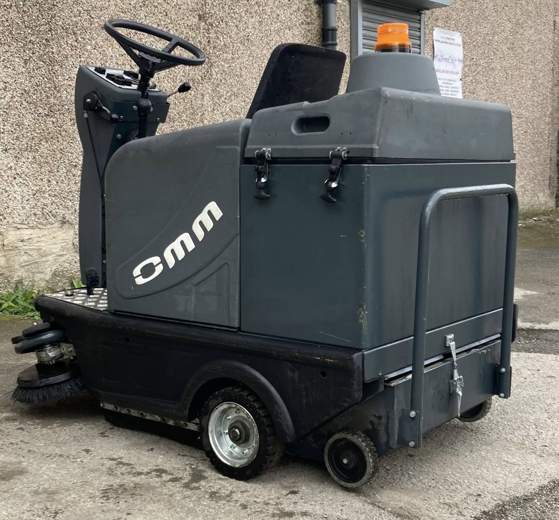 OMM Ciclope 70B ride on electric Sweeper, year 201 - Image 4 of 16