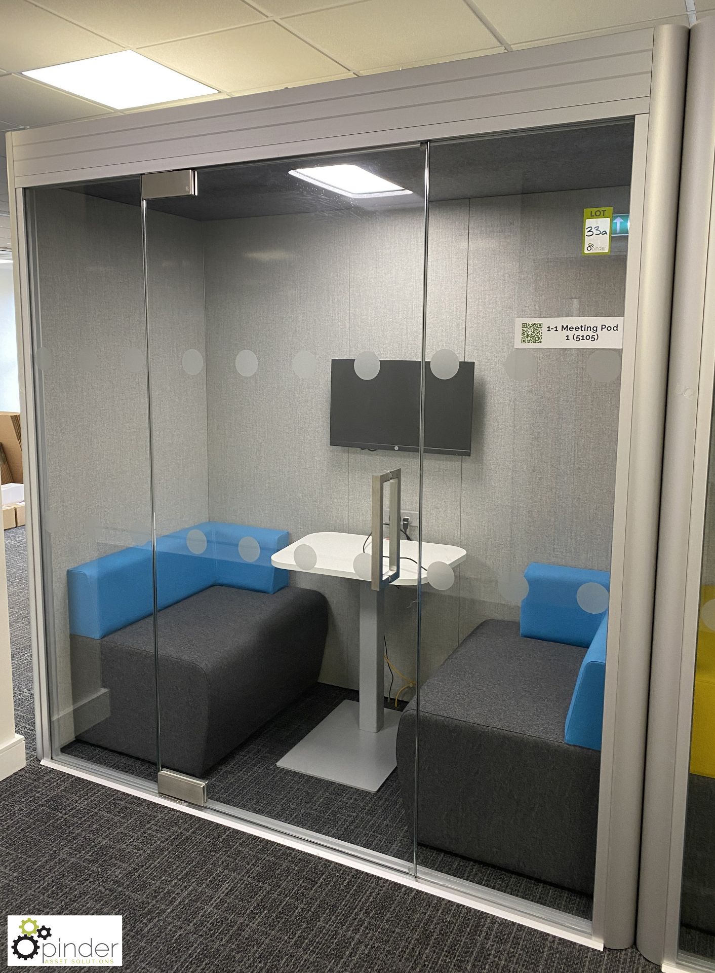 Acoustic self standing Meeting Pod, 2120mm x 1140mm x 2250mm, with 2 sofas, table, HP screen and - Image 2 of 8