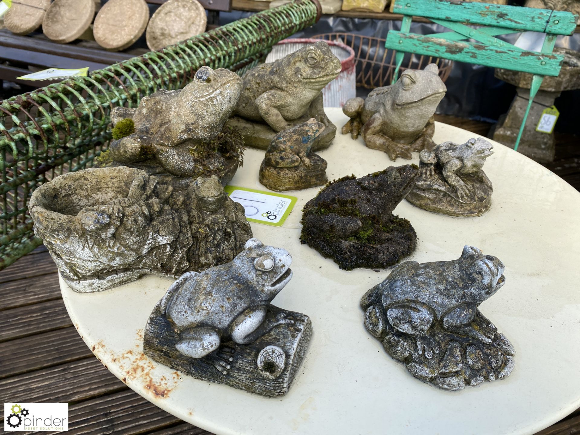 A group of 9 reconstituted stone frogs and toad St - Bild 2 aus 10