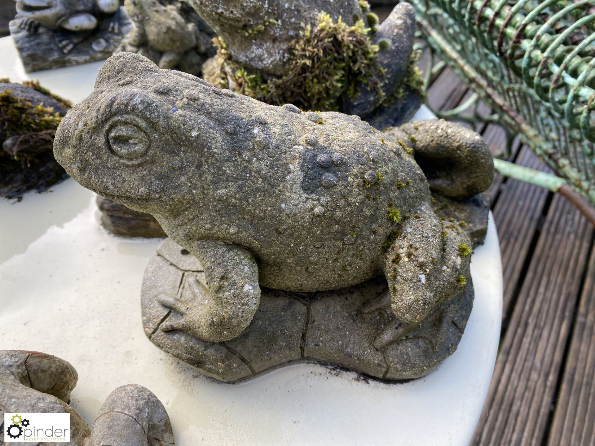 A group of 9 reconstituted stone frogs and toad St - Bild 6 aus 10