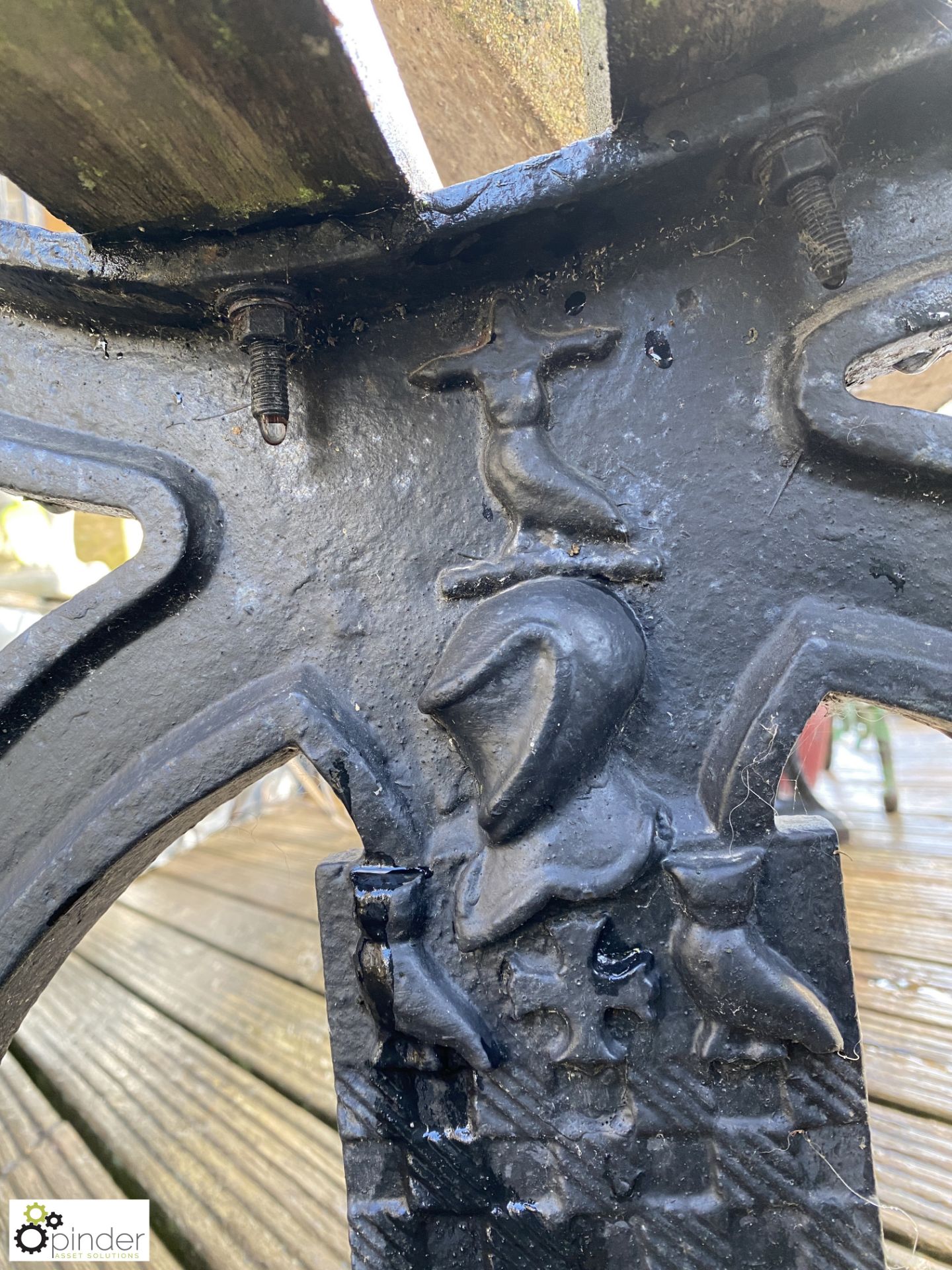 An original Victorian cast iron Bench showing the - Bild 3 aus 6