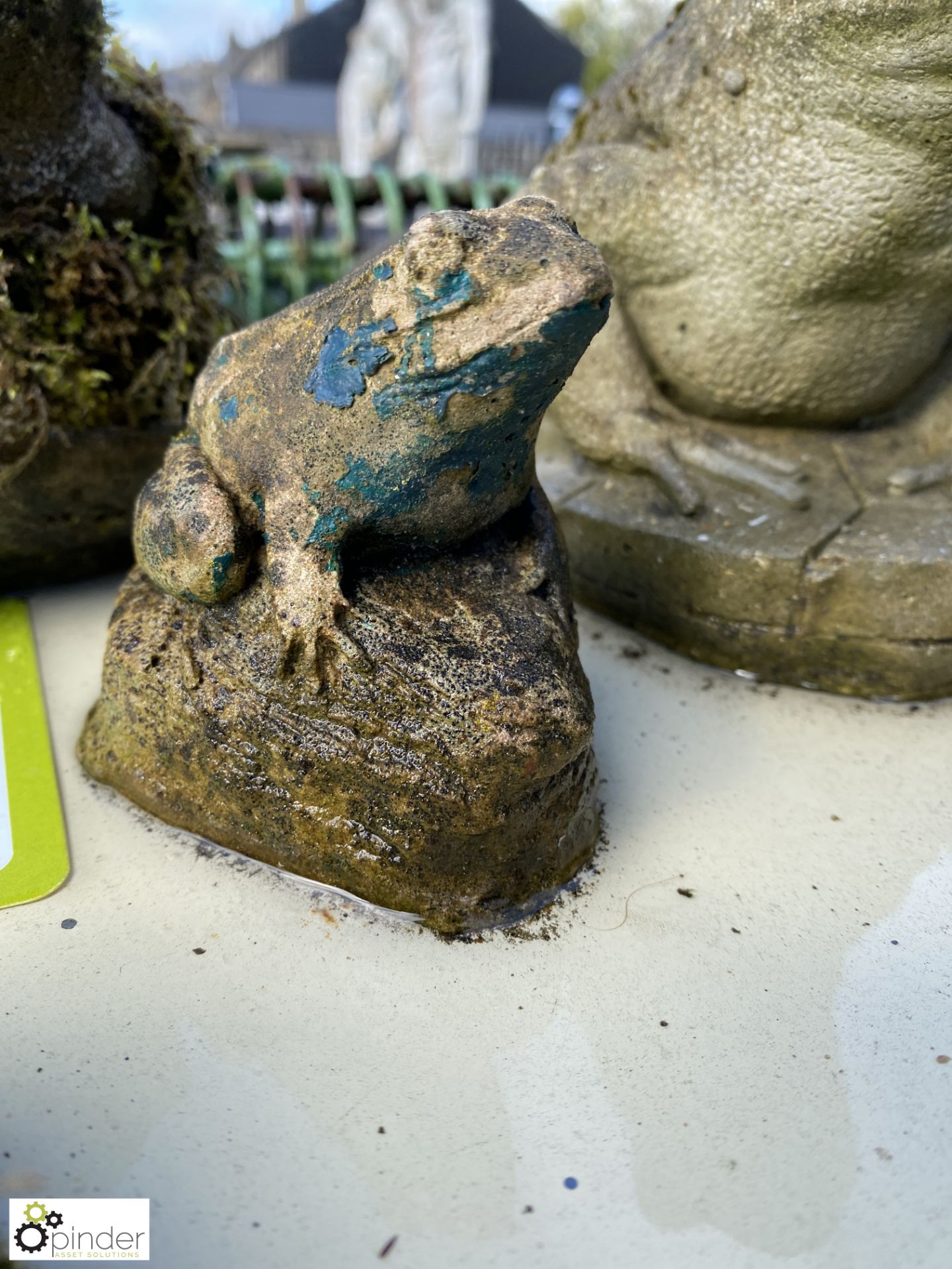 A group of 9 reconstituted stone frogs and toad St - Bild 7 aus 10