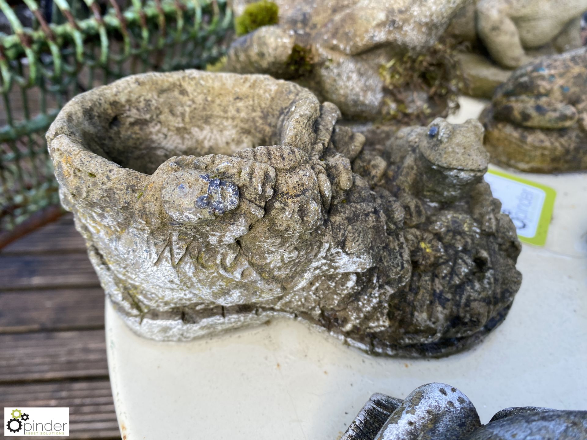 A group of 9 reconstituted stone frogs and toad St - Bild 9 aus 10