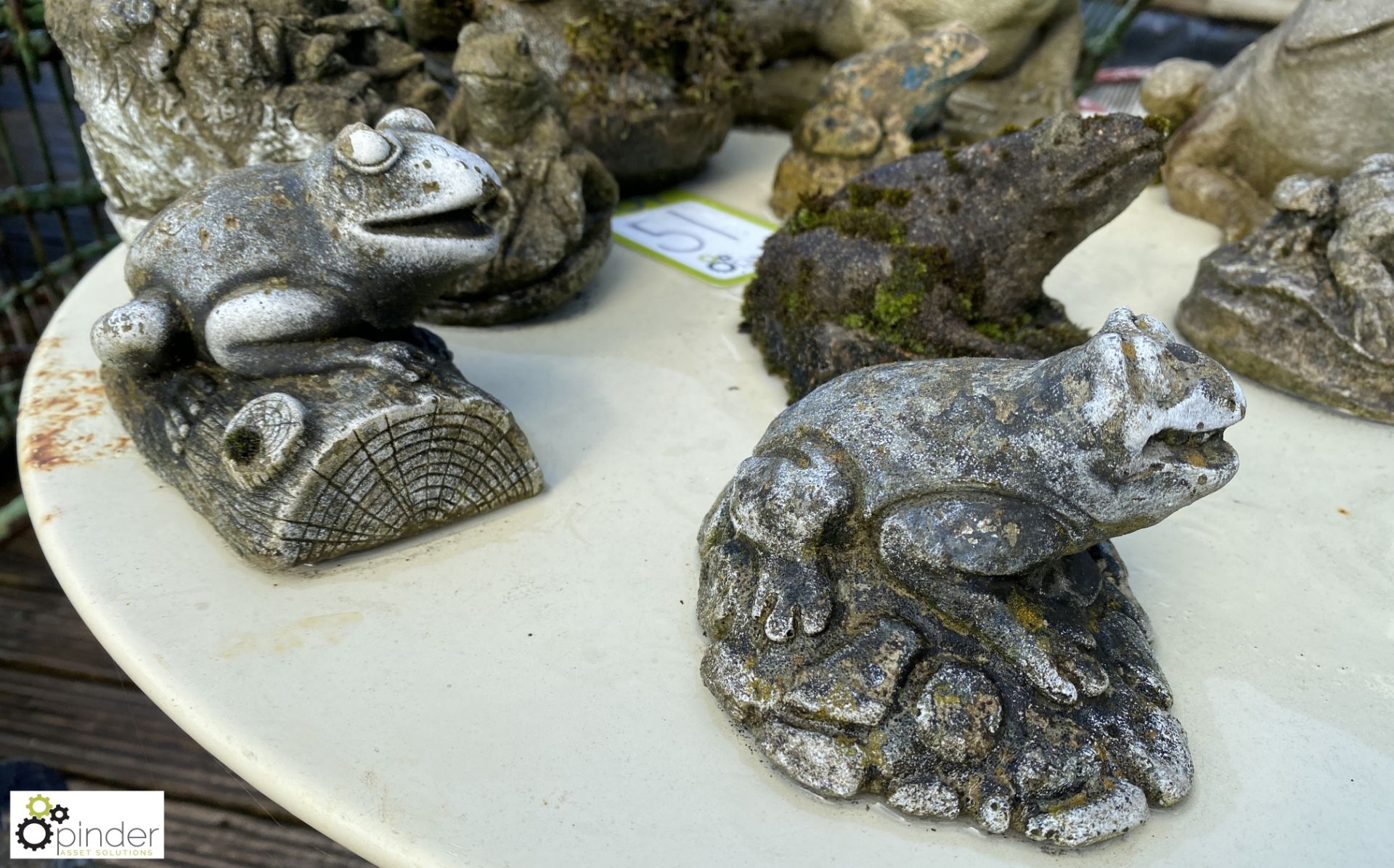 A group of 9 reconstituted stone frogs and toad St - Bild 3 aus 10