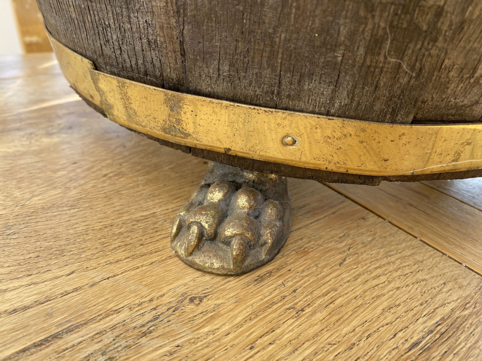 An Edwardian old oak Log Barrel with brass straps - Image 4 of 7