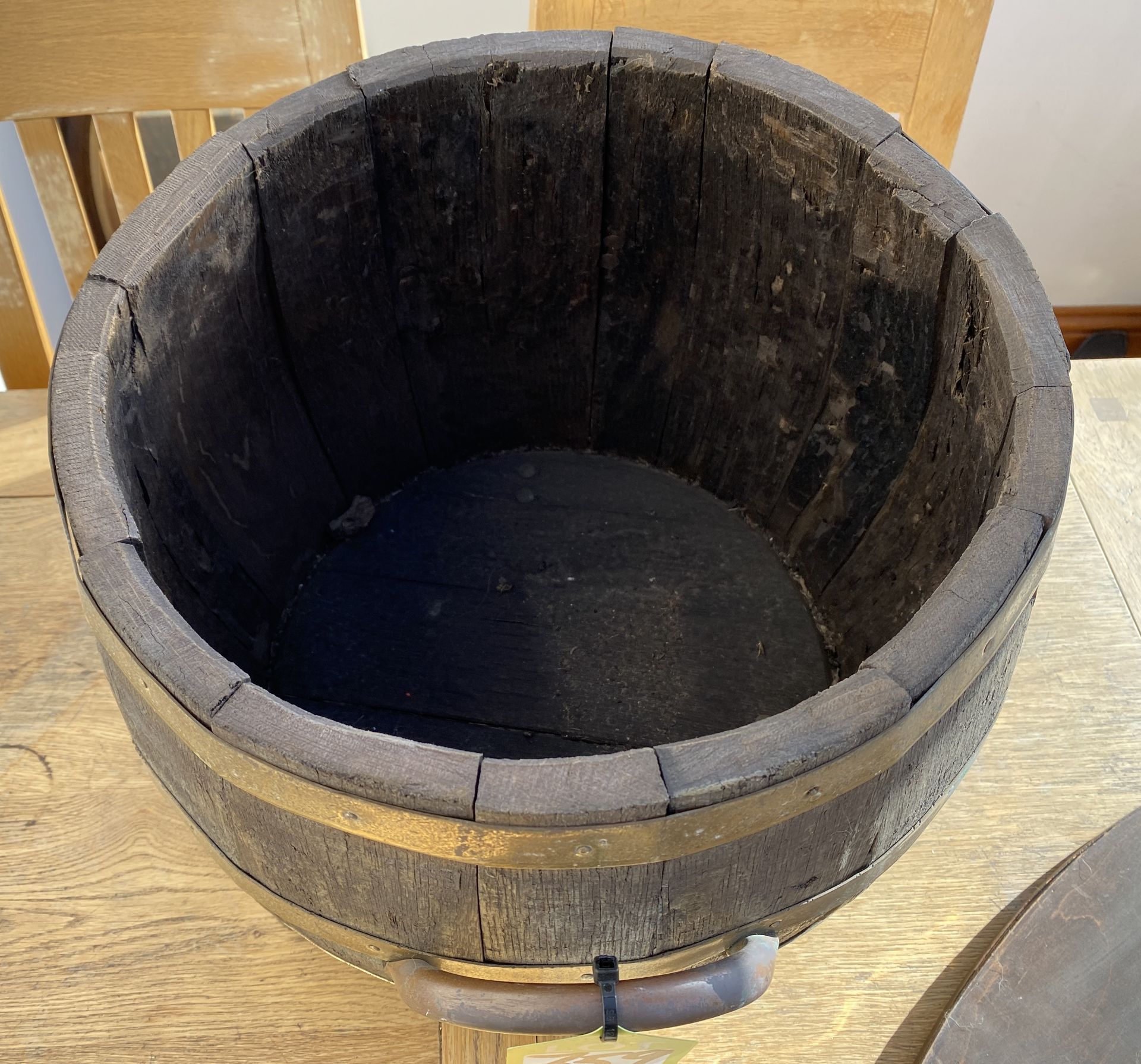 An Edwardian old oak Log Barrel with brass straps - Image 3 of 7