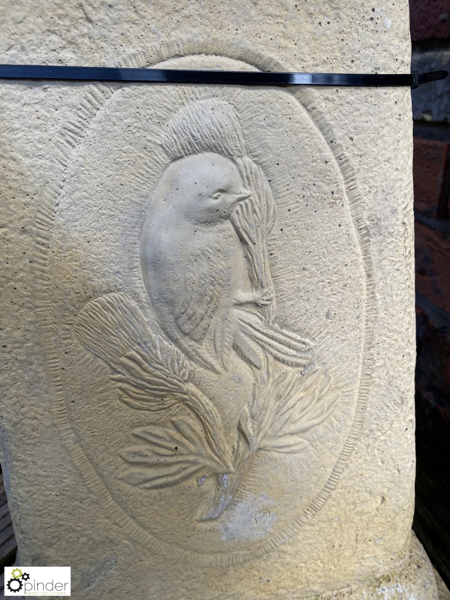 A reconstituted stone Bird Bath with bird decorati - Image 4 of 5