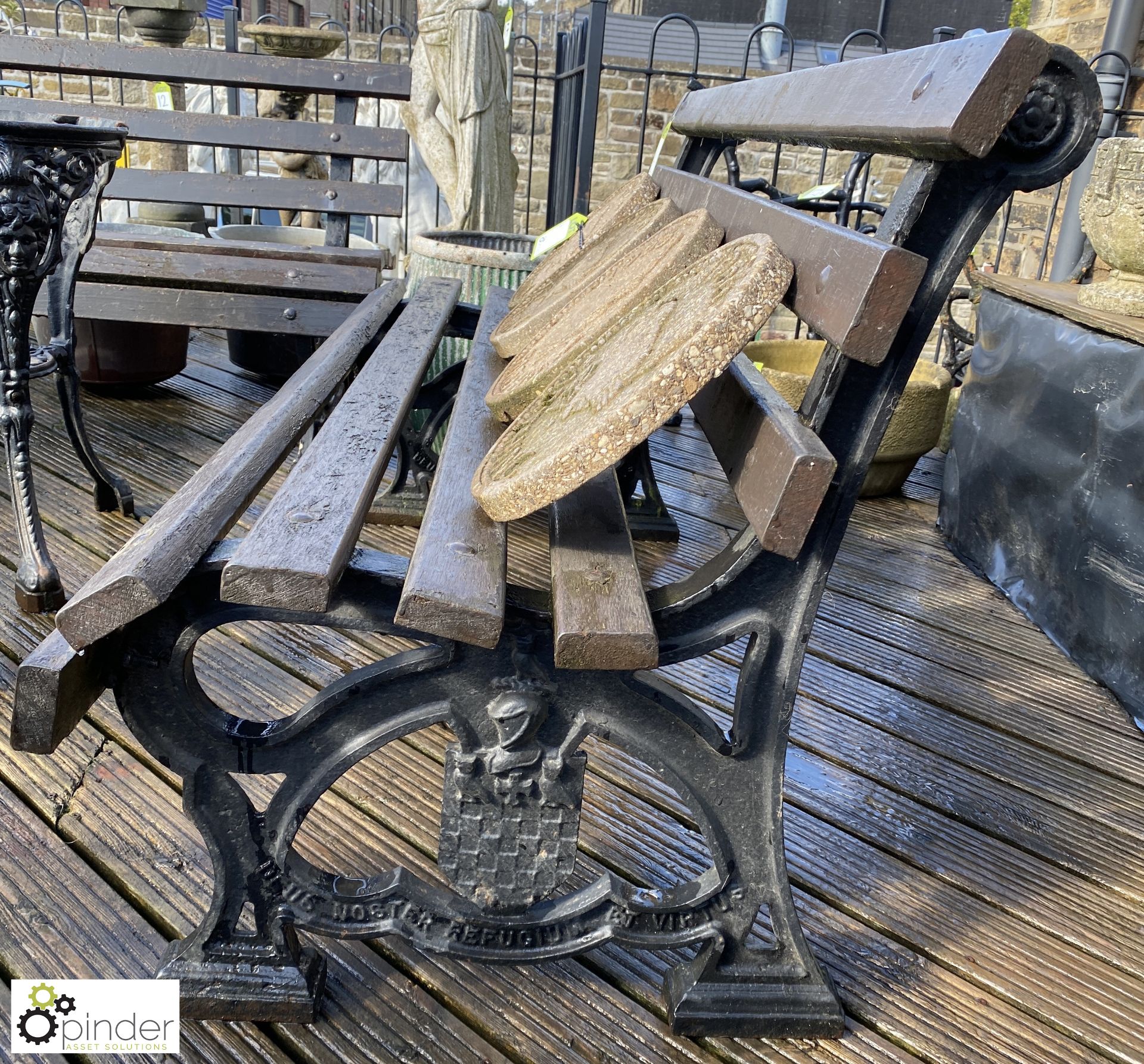 An original Victorian cast iron Bench showing the - Bild 4 aus 6