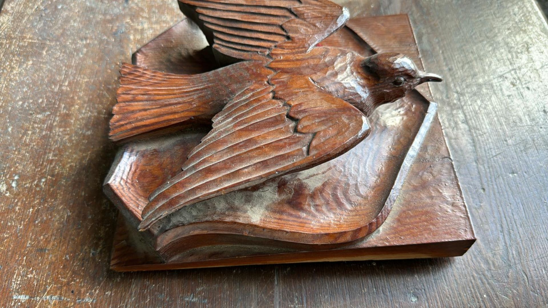 Hand carved pitch pine Carving, of a song bird on - Image 3 of 5