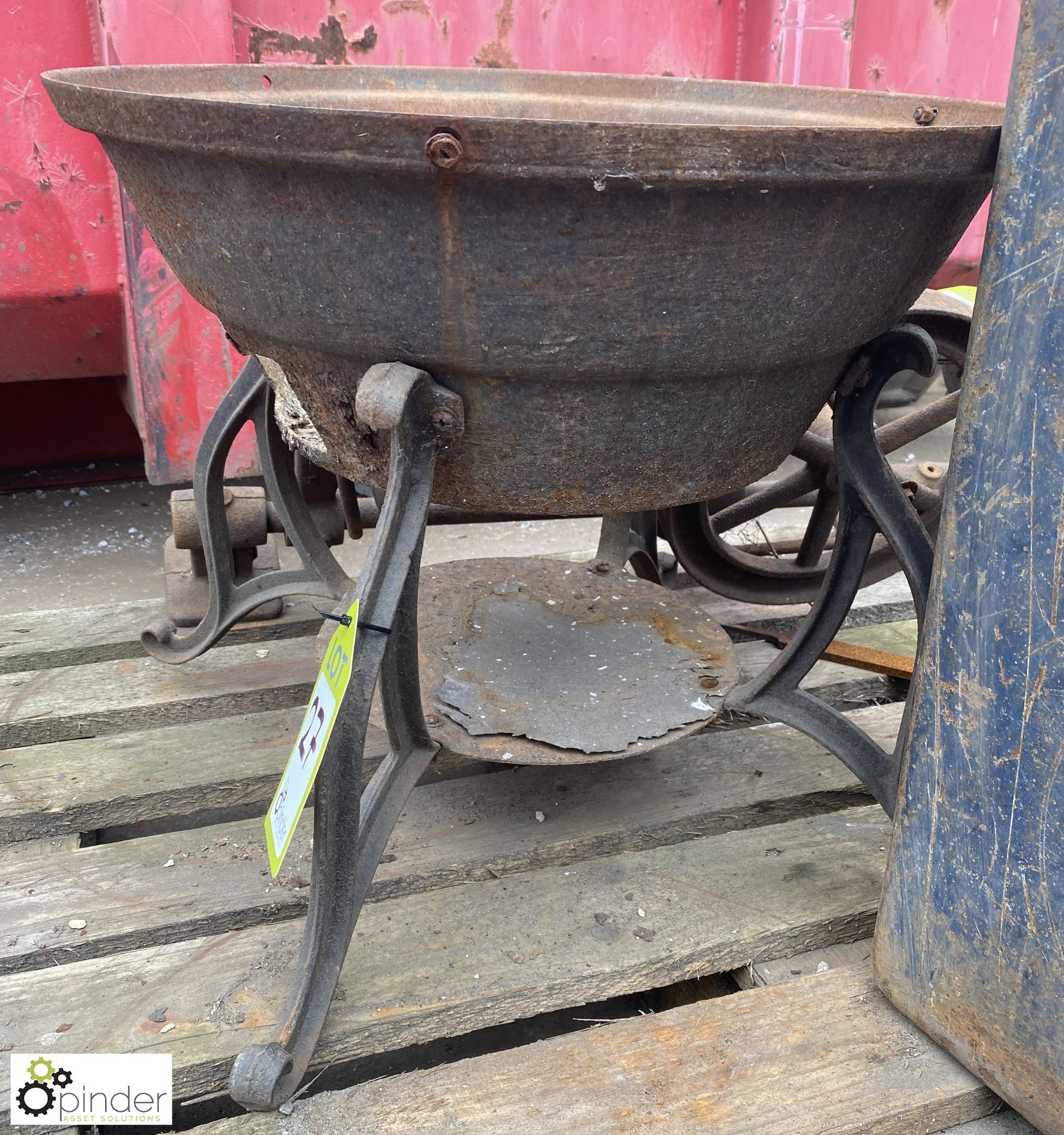 Steel Fire Pit on cast iron legs - Image 4 of 6