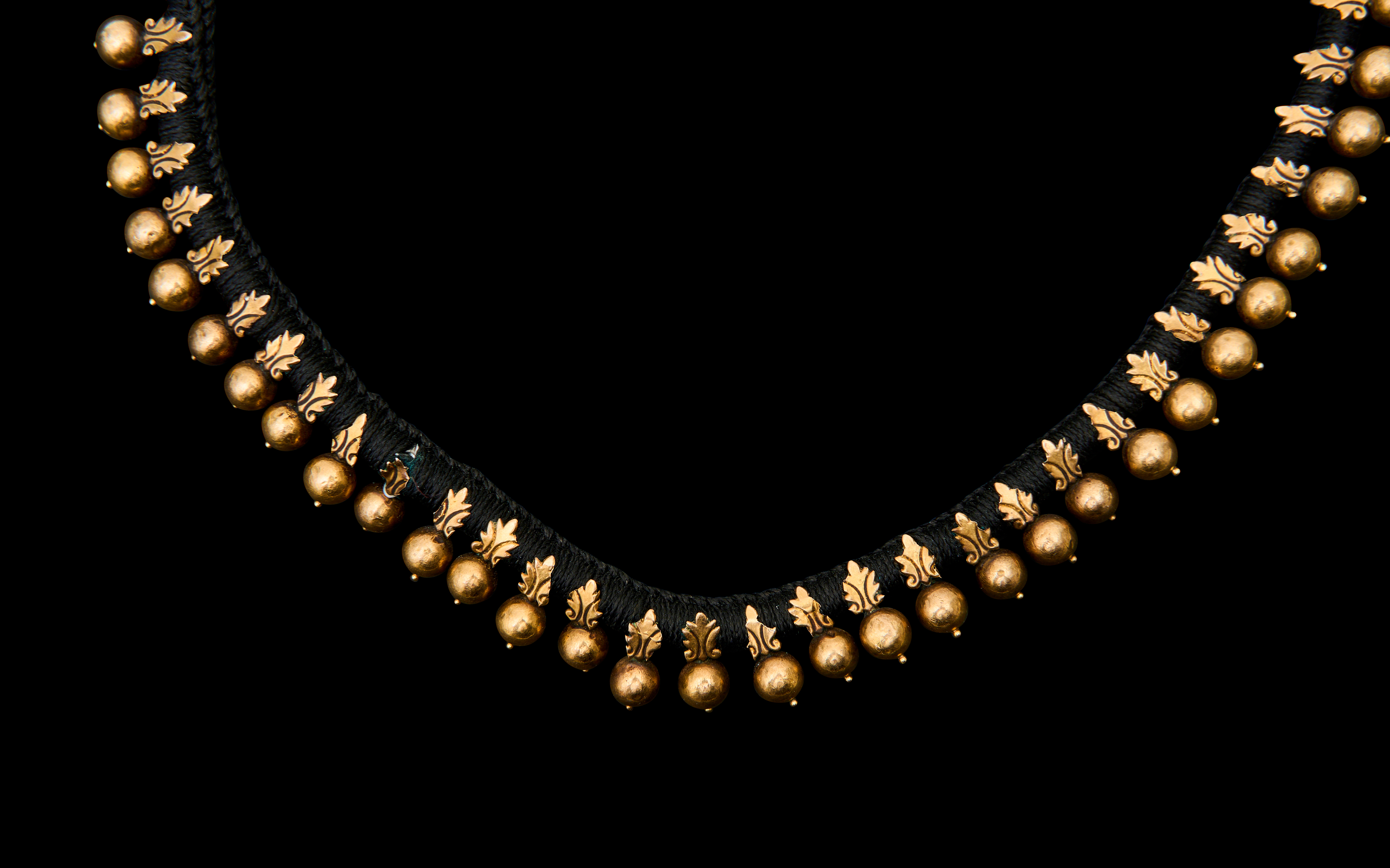 A MUGHAL GOLD NECKLACE, 19TH CENTURY, INDIA - Image 3 of 3