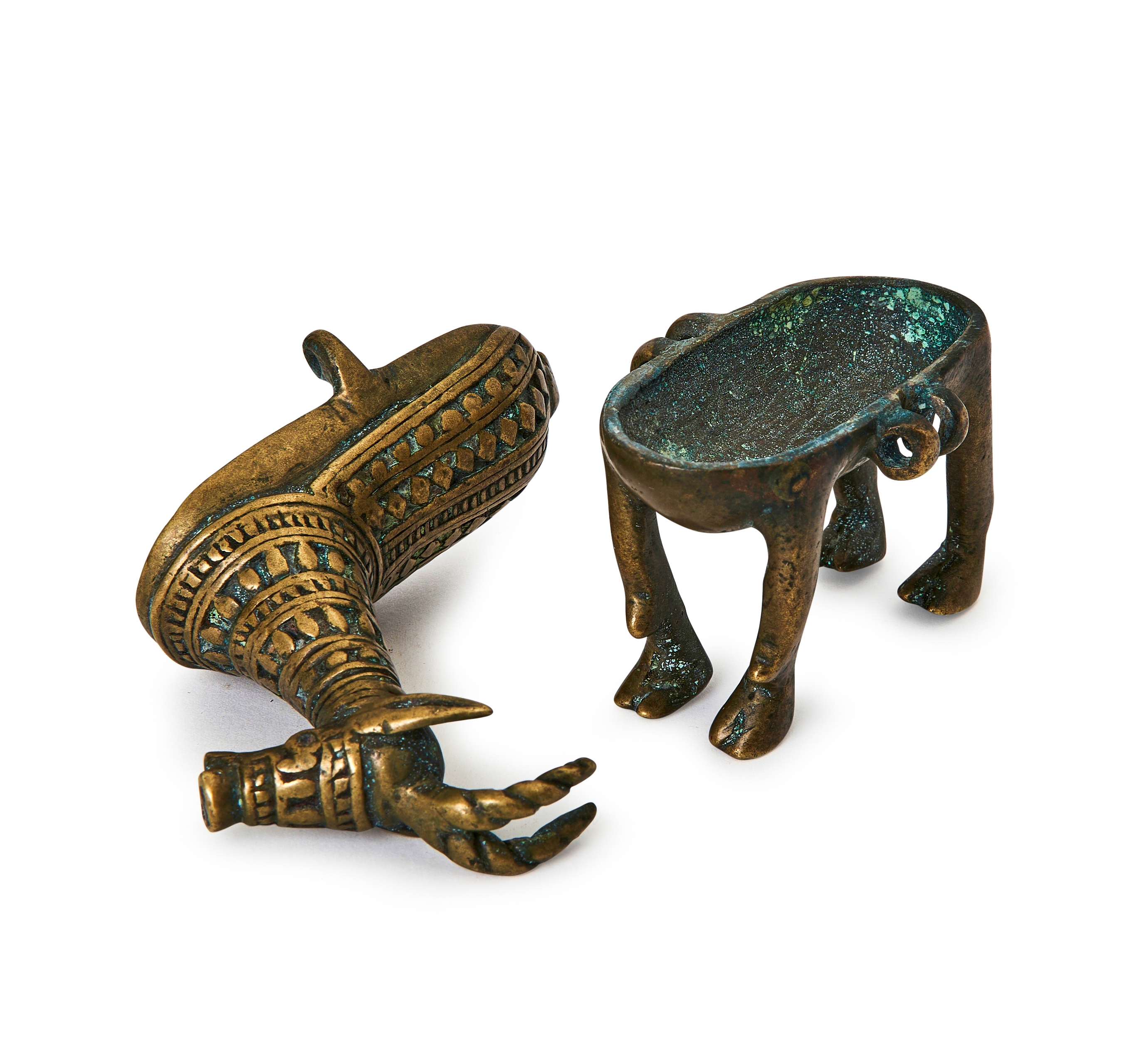A MUGHAL BRASS ENGRAVED INKWELL, 18TH CENTURY - Image 3 of 3