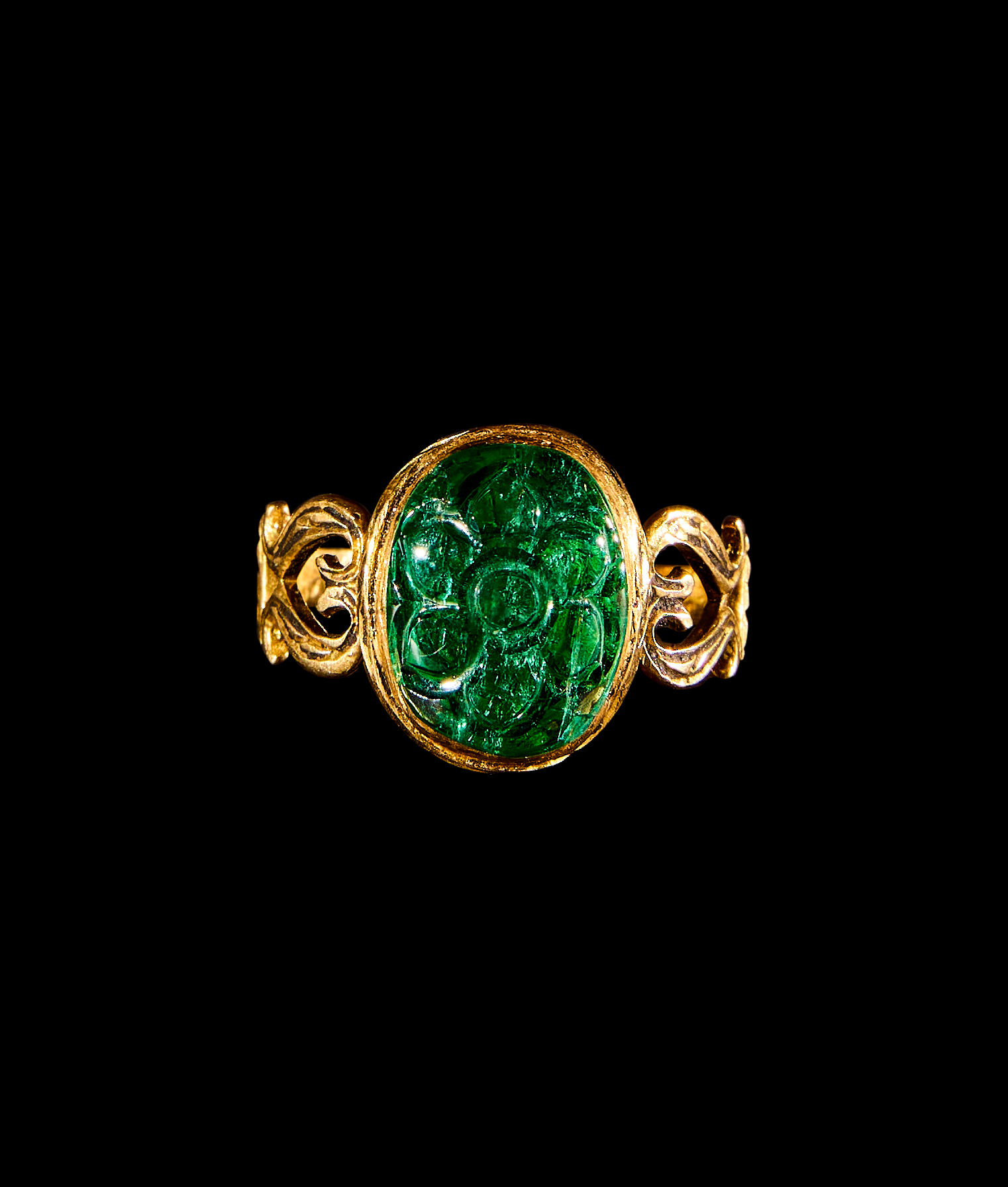 AN ENGRAVED MUGHAL EMERALD & GOLD RING, MUGHAL 19TH CENTURY, INDIA