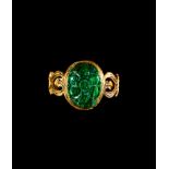 AN ENGRAVED MUGHAL EMERALD & GOLD RING, MUGHAL 19TH CENTURY, INDIA